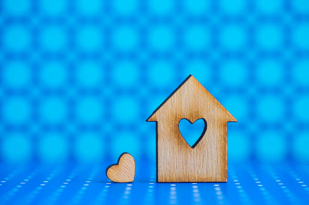 Dřevěný dům s otvoru ve formě srdce s malým srdcem na blu - Fotografie, Obrázek