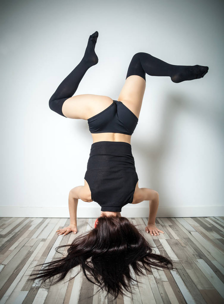 Dancer woman standing on head doing exercise - Fotografie, Obrázek