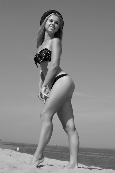 Sexy girl on the beach. - Foto, Bild