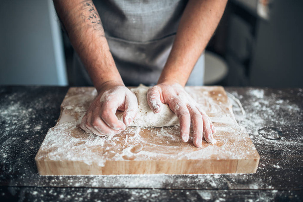 Пекарь смешивает тесто  - Фото, изображение