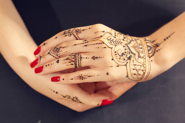 Female hands with Mehndi  - Foto, imagen