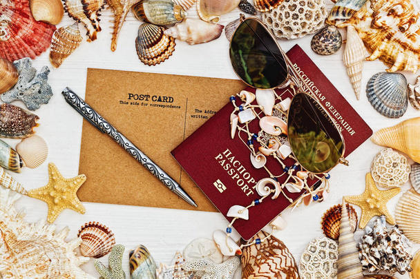 Tarjeta postal vintage, pasaporte y gafas de sol con conchas de mar y n
 - Foto, Imagen
