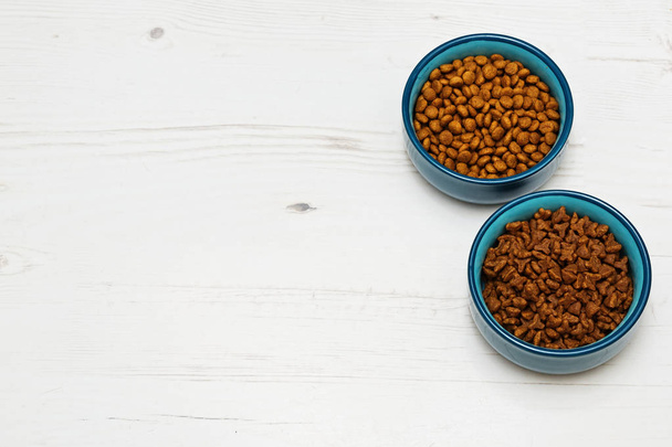 Bowls with two varieties of cat's food - Foto, Bild