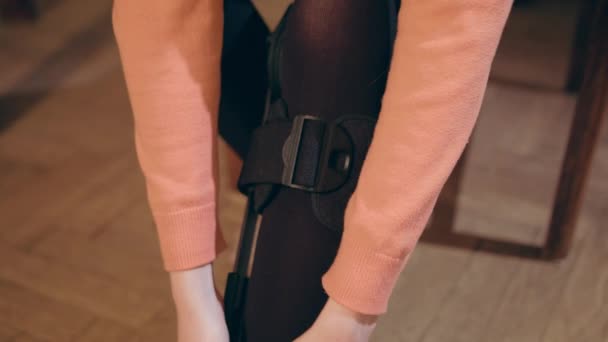 Dame zieht stützende Beinstrebe an - Filmmaterial, Video