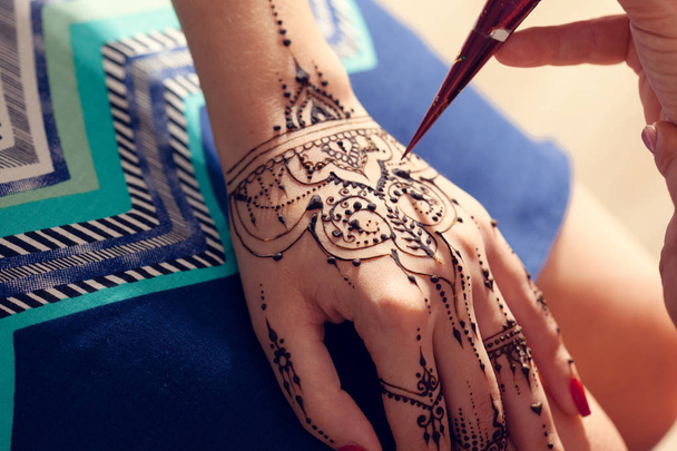 Applying mehndi on female hand - Foto, Imagem