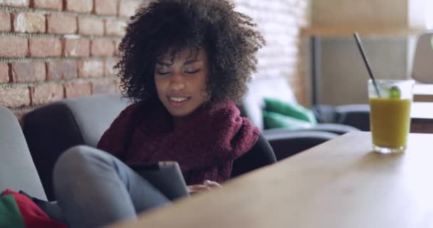 entzückende Frau benutzt Tisch im Café - Filmmaterial, Video