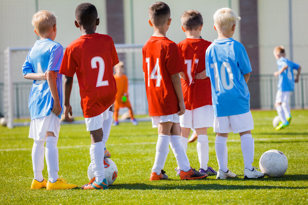 Παιδιά Junior ποδόσφαιρο προπόνηση. Ποδόσφαιρο εκπαίδευση για τα παιδιά. Παιδιά πρακτική ποδοσφαίρου στο γήπεδο - Φωτογραφία, εικόνα