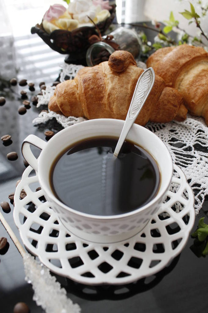 Kruvasan ile kahve  - Fotoğraf, Görsel