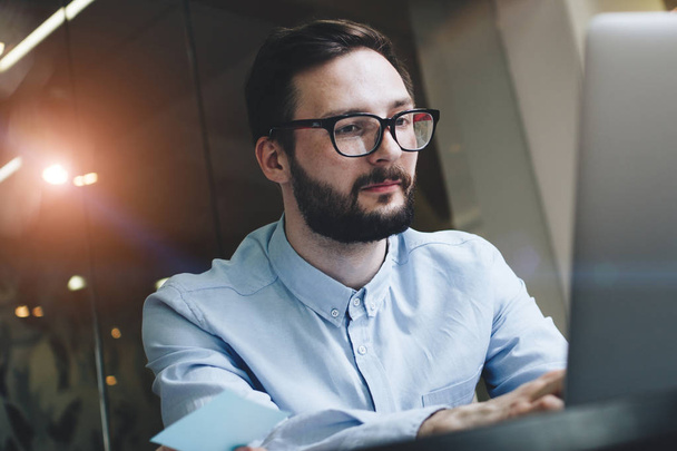 Bearded business man with glasses and shirt working in loft - Foto, Bild