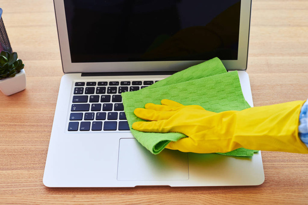 Charwoman limpeza com laptop esfregão seco
 - Foto, Imagem