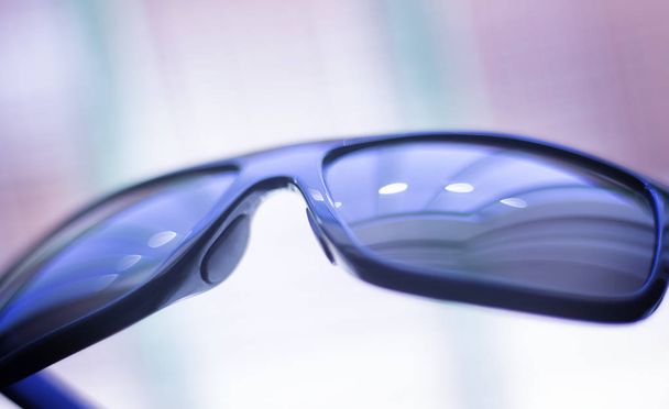 Чоловіча мода сонцезахисні окуляри
 - Фото, зображення