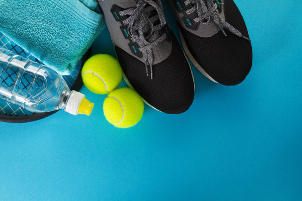 Healthy Life Sport Concept. Sneakers with Tennis Balls, Towel an - Foto, Imagen