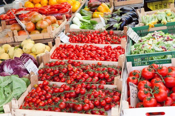 Légumes crus frais dans des boîtes en bois au marché de rue ouvert fermer
 - Photo, image