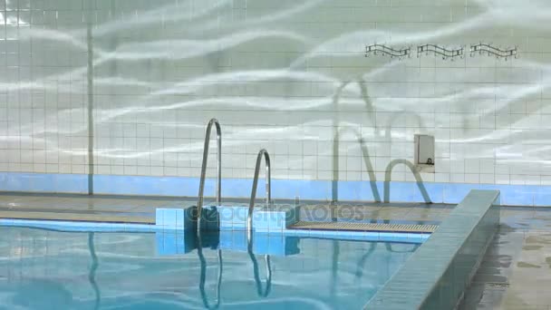 Su yüzme havuzu duvarlarında pürüzsüz yansıması - Video, Çekim