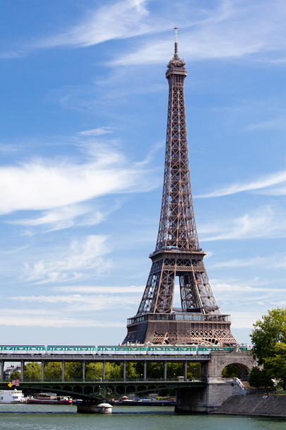 Monumento nacional Torre Eiffel en el río Sena en París Francia
 - Foto, imagen