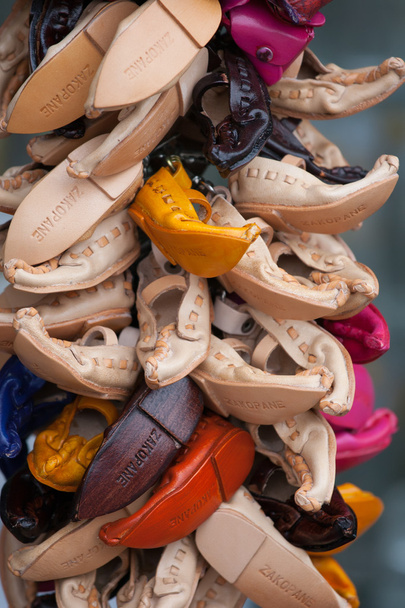 Pamiątki wielobarwny ręcznie robione skórzane buty na rynku jednostki - Zdjęcie, obraz