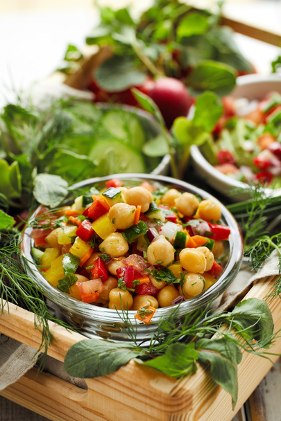 Gezonde salade met kikkererwten en gehakte verse groenten, smakelijk en voedzaam veganistisch eten - Foto, afbeelding