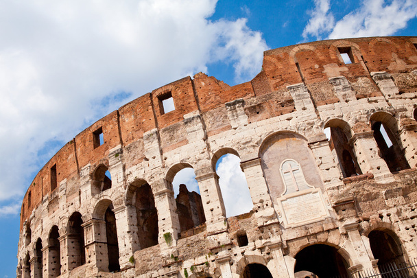 gebogen gevel van oude landmark amfitheater colosseum in rome - Foto, afbeelding