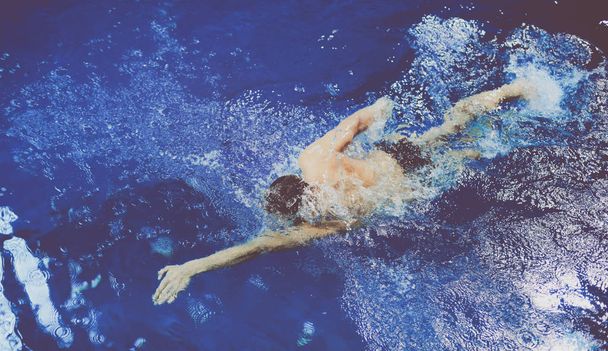 Mužský plavec u bazénu. Podvodní fotografie - Fotografie, Obrázek