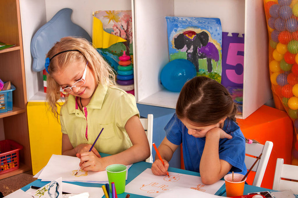 Kleine Schüler malen in der Kunstschulklasse. - Foto, Bild