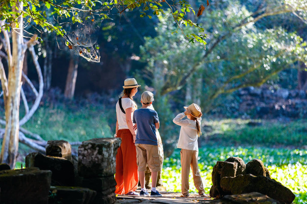 Family outdoors  in Cambodia - Foto, Imagem