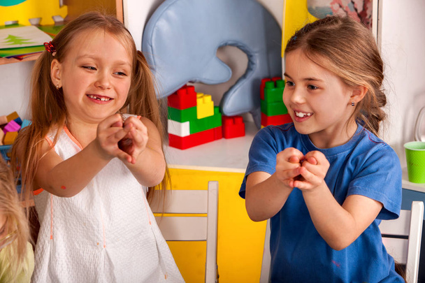 Finger game on break school in painting class. Small student . - Foto, Bild