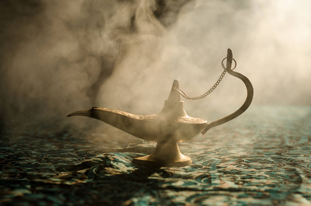 Arabscy starodawny styl Lampa naftowa z miękkiego światła biały dym, ciemne tło. Lampa z życzeniami koncepcja. Stonowanych - Zdjęcie, obraz