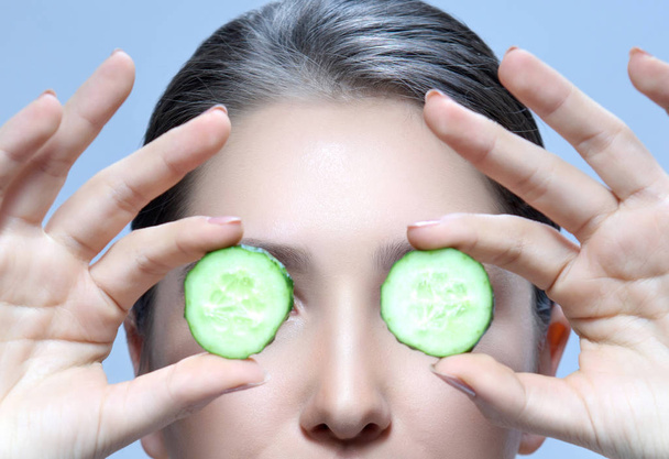 woman beauty face with cucumber - Foto, Imagen