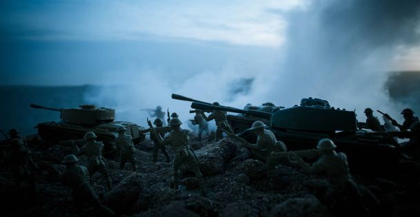 戦争の概念。戦争の霧空のシーンをかけて戦う軍のシルエットの背景、夜曇りスカイライン以下世界大戦兵士のシルエット。攻撃シーン。装甲車両。タンクは戦う - 写真・画像