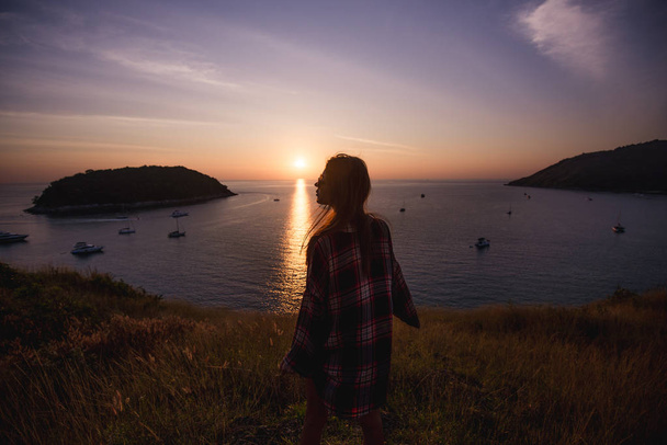 Genç özgürlük kadın zevk Okyanusu günbatımı dağ tepe üzerinde - Fotoğraf, Görsel