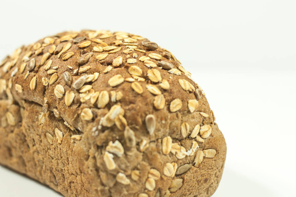 Хлеб домашний, цельнозерновой хлеб, цельное зерно
 - Фото, изображение