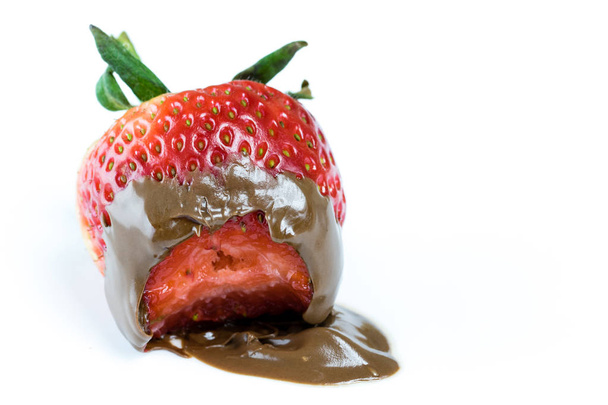 Bissen saftige Erdbeere mit Schokolade überzogen - Foto, Bild