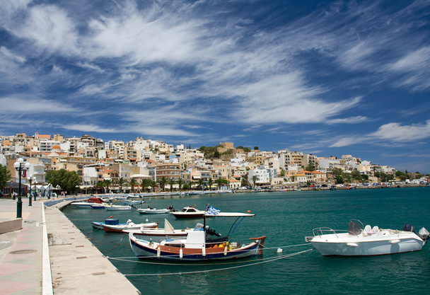 Tengeri öböl, a Földközi-tengeri város és cirrus felhők sétány - Fotó, kép