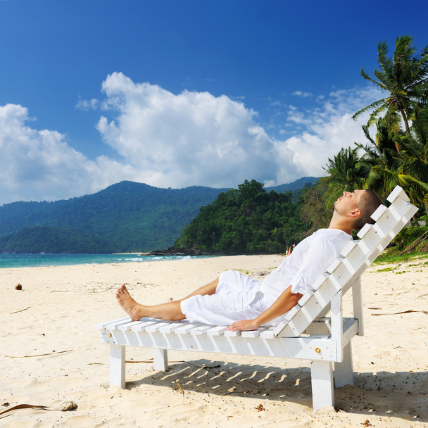 Homme relaxant sur une plage
 - Photo, image