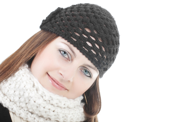 Bella ragazza in sciarpa invernale e cappello
 - Foto, immagini
