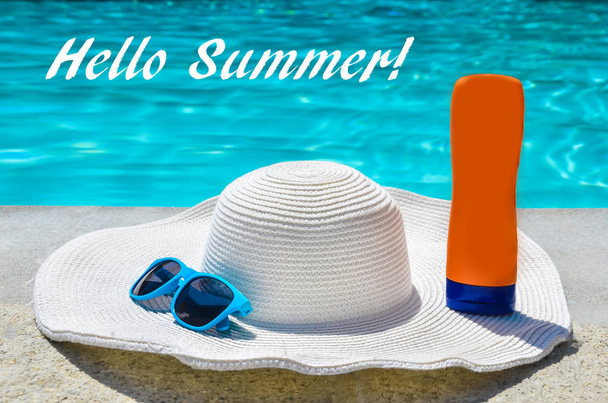 Hello nyári háttér, kalap, napszemüveg és fényvédő közelében - Fotó, kép