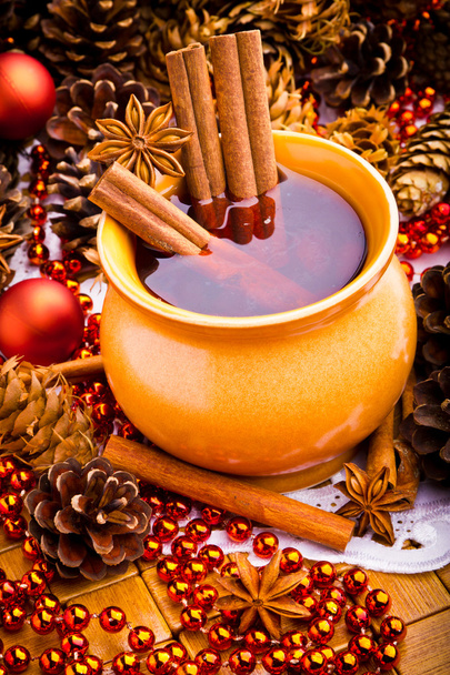 Mulled wine in brown jug with cinnamon and anise - Photo, Image