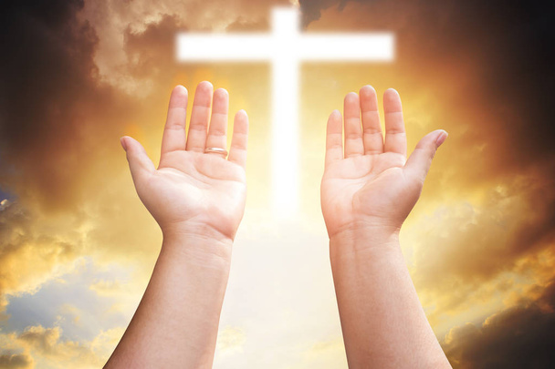 人間の手は、手のひらの礼拝を開きます。聖体治療神の祝福彼 - 写真・画像