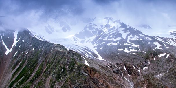kaukaski góry w chmurach - Zdjęcie, obraz