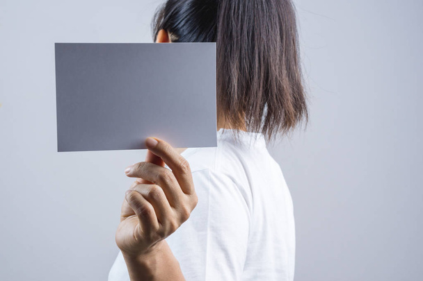 Mujer mano mantenga en blanco tarjeta de papel fotográfico
 - Foto, Imagen