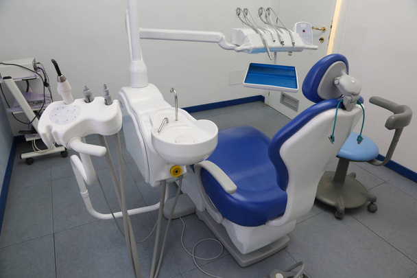 Clínica odontológica com cadeira especial e equipamento odontológico foto
 - Foto, Imagem