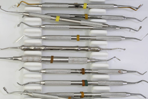 hammaslääkärin työkaluja hampaiden puhdistukseen ja karieksen valvonta ja reten
 - Valokuva, kuva