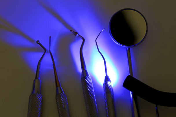 Outils dentaires pour le nettoyage des dents et lumière ultraviolette pour stériliser
 - Photo, image