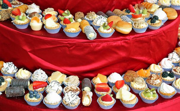 Veel van de taart met room en vruchten tijdens de lunch van de bruiloft in th - Foto, afbeelding