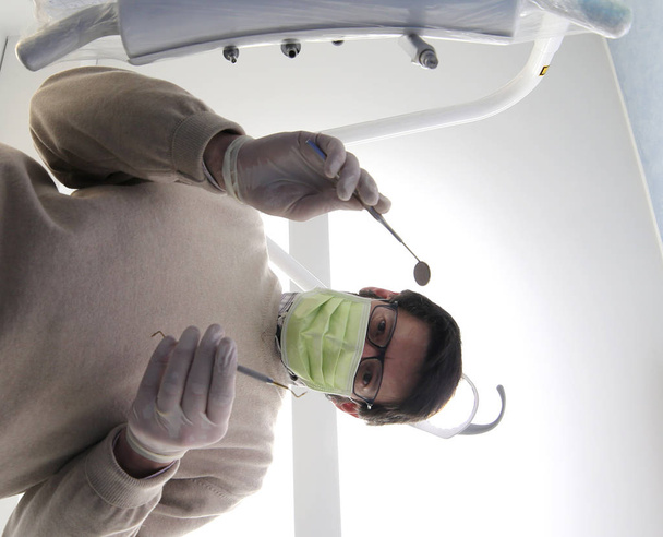 Az a személy, a maszk és az eszközök tisztítására, oral Studio fogászati - Fotó, kép