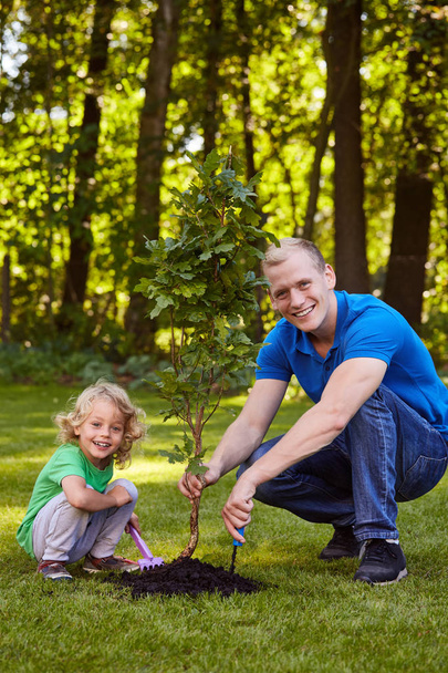 Father and son with tree - Φωτογραφία, εικόνα