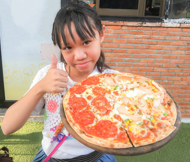 Mädchen und Pizza - Foto, Bild