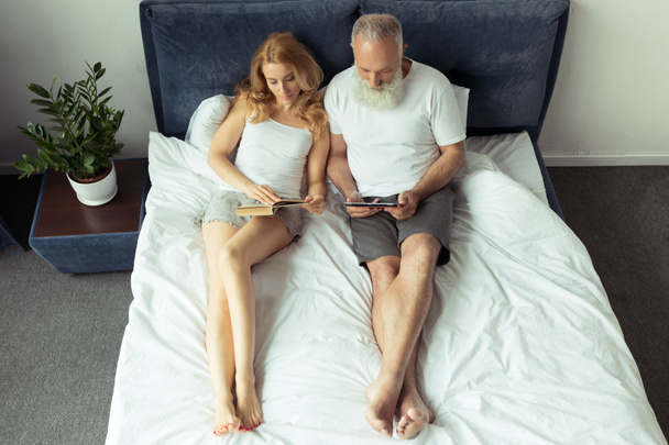 couple relaxing on bed  - Foto, immagini