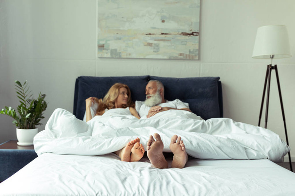 Ώριμο ζευγάρι στο κρεβάτι  - Φωτογραφία, εικόνα