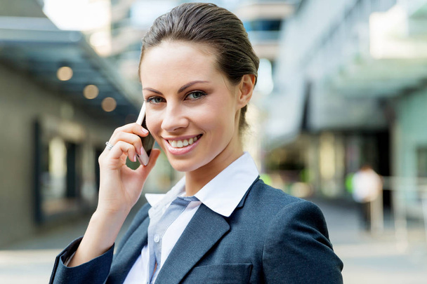 Portrait of business woman smiling outdoor - Foto, afbeelding
